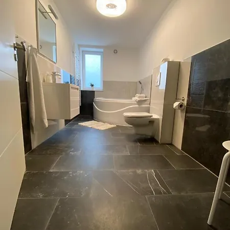 Royal Ocean Mit Sauna, Spielekonsole Und Whirlpool * Rostock